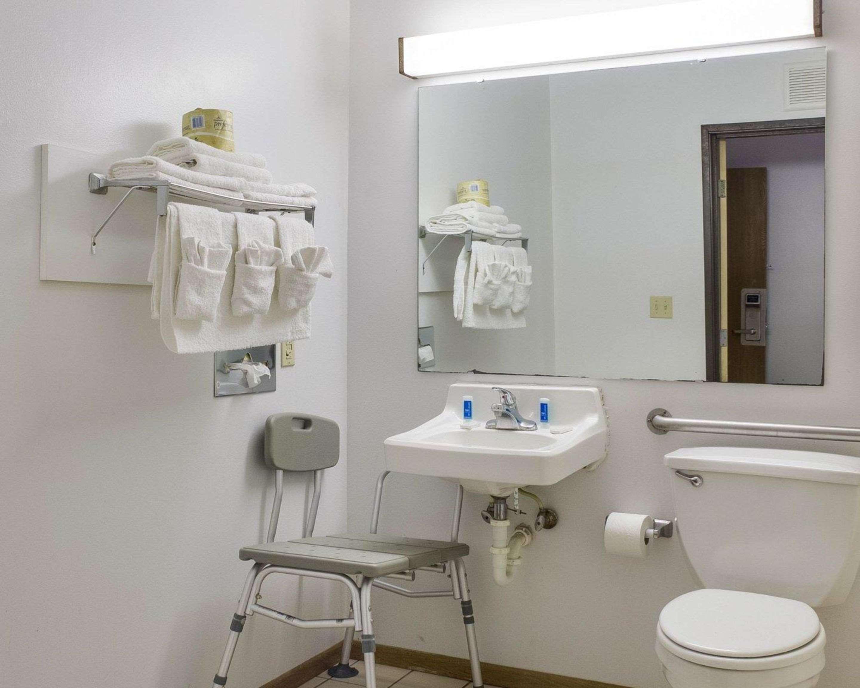 Rodeway Inn West Fargo Bagian luar foto